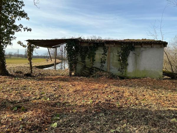 Etang fondé en titre,chalet en dur,  22000m² de surface.