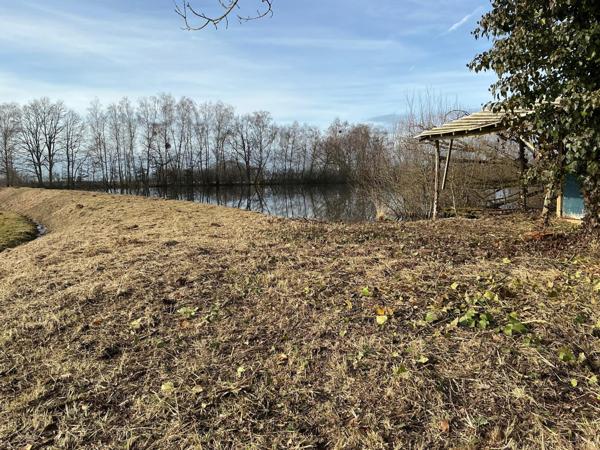 Etang fondé en titre,chalet en dur,  22000m² de surface.