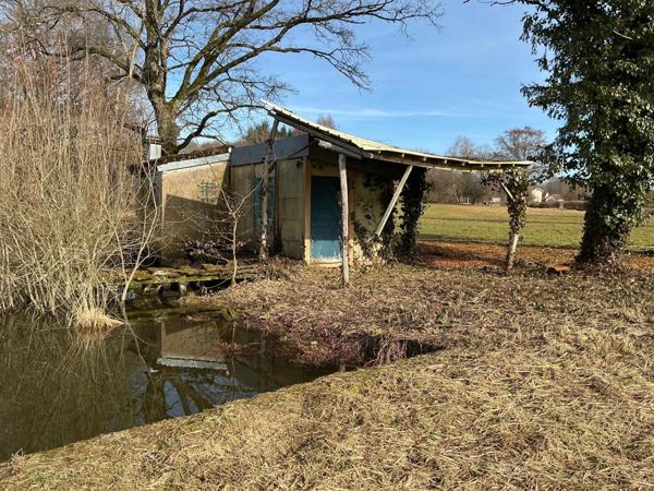 Etang fondé en titre,chalet en dur,  22000m² de surface.