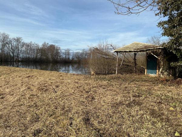 Etang fondé en titre,chalet en dur,  22000m² de surface.