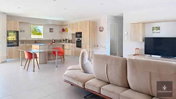 Vente                                                      Maison
                        
                     5 pièces                      122 m2                     à Villerest