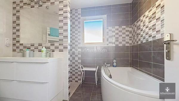 Vente                                                      Maison
                        
                     5 pièces                      122 m2                     à Villerest