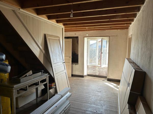 MAISON DE BOURG A FINIR DE RÉNOVER, 111 M² EXPLOITABLES, DÉPENDANCES, TERRAIN 1310M²... A SAISIR !!