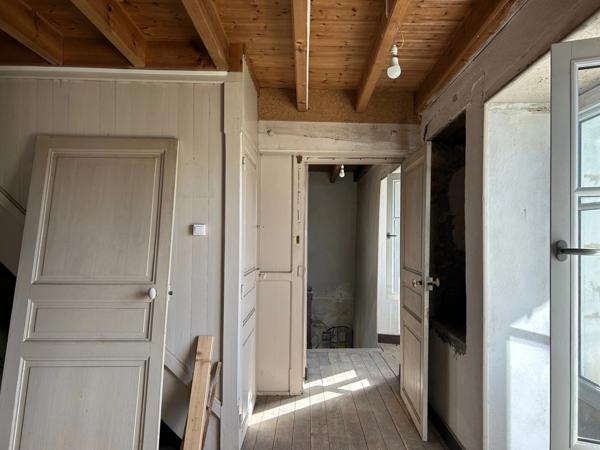 MAISON DE BOURG A FINIR DE RÉNOVER, 111 M² EXPLOITABLES, DÉPENDANCES, TERRAIN 1310M²... A SAISIR !!
