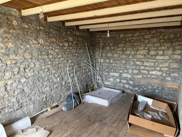 MAISON DE BOURG A FINIR DE RÉNOVER, 111 M² EXPLOITABLES, DÉPENDANCES, TERRAIN 1310M²... A SAISIR !!