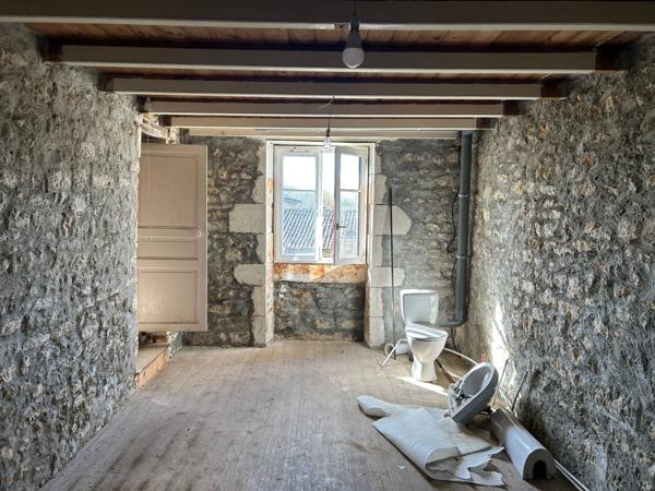 MAISON DE BOURG A FINIR DE RÉNOVER, 111 M² EXPLOITABLES, DÉPENDANCES, TERRAIN 1310M²... A SAISIR !!