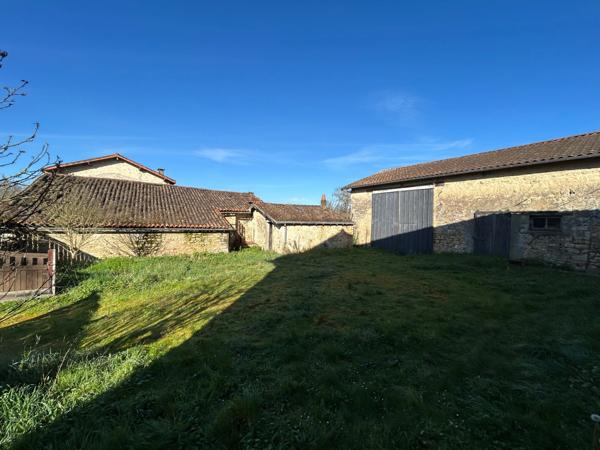 MAISON DE BOURG A FINIR DE RÉNOVER, 111 M² EXPLOITABLES, DÉPENDANCES, TERRAIN 1310M²... A SAISIR !!