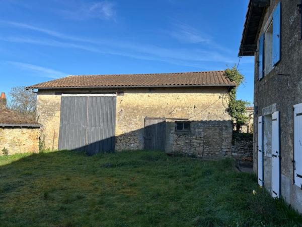 MAISON DE BOURG A FINIR DE RÉNOVER, 111 M² EXPLOITABLES, DÉPENDANCES, TERRAIN 1310M²... A SAISIR !!