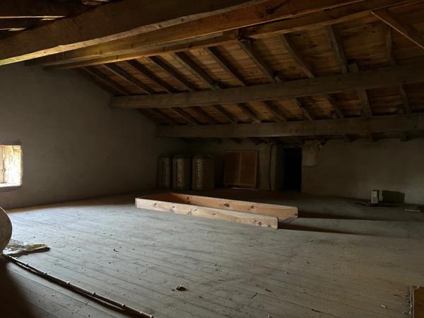 MAISON DE BOURG A FINIR DE RÉNOVER, 111 M² EXPLOITABLES, DÉPENDANCES, TERRAIN 1310M²... A SAISIR !!