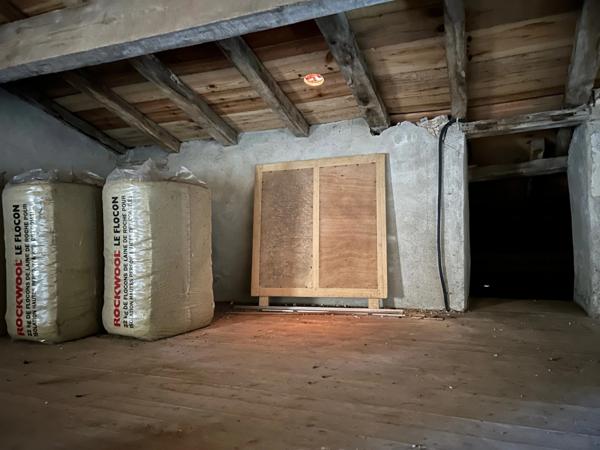 MAISON DE BOURG A FINIR DE RÉNOVER, 111 M² EXPLOITABLES, DÉPENDANCES, TERRAIN 1310M²... A SAISIR !!