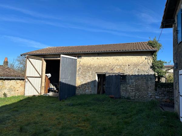 MAISON DE BOURG A FINIR DE RÉNOVER, 111 M² EXPLOITABLES, DÉPENDANCES, TERRAIN 1310M²... A SAISIR !!