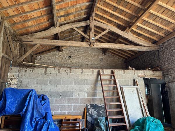 MAISON DE BOURG A FINIR DE RÉNOVER, 111 M² EXPLOITABLES, DÉPENDANCES, TERRAIN 1310M²... A SAISIR !!