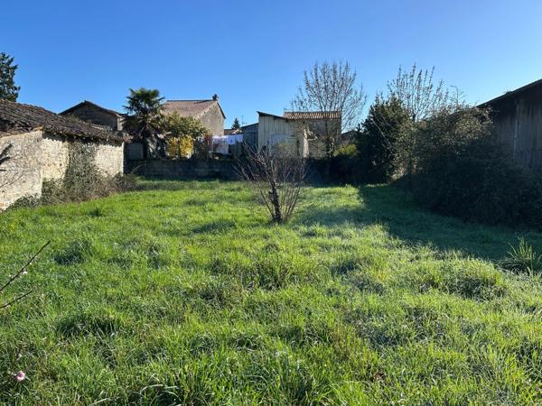 MAISON DE BOURG A FINIR DE RÉNOVER, 111 M² EXPLOITABLES, DÉPENDANCES, TERRAIN 1310M²... A SAISIR !!