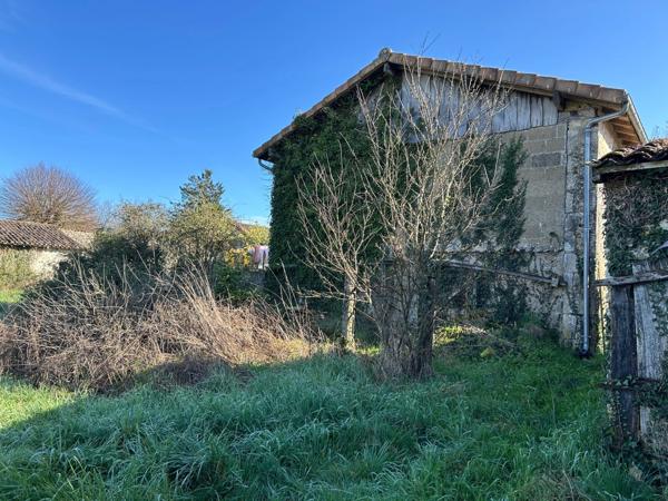 MAISON DE BOURG A FINIR DE RÉNOVER, 111 M² EXPLOITABLES, DÉPENDANCES, TERRAIN 1310M²... A SAISIR !!