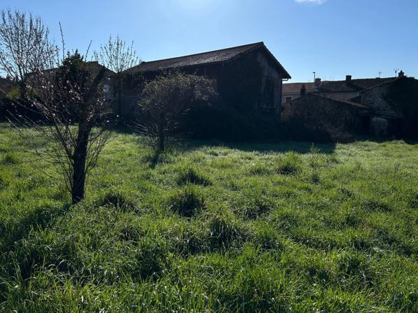 MAISON DE BOURG A FINIR DE RÉNOVER, 111 M² EXPLOITABLES, DÉPENDANCES, TERRAIN 1310M²... A SAISIR !!