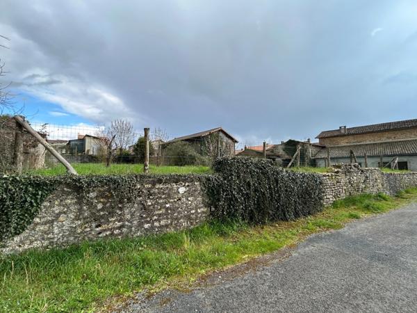 MAISON DE BOURG A FINIR DE RÉNOVER, 111 M² EXPLOITABLES, DÉPENDANCES, TERRAIN 1310M²... A SAISIR !!