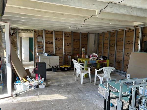 MAISON DE BOURG A FINIR DE RÉNOVER, 111 M² EXPLOITABLES, DÉPENDANCES, TERRAIN 1310M²... A SAISIR !!