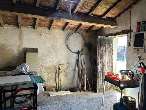 MAISON DE BOURG A FINIR DE RÉNOVER, 111 M² EXPLOITABLES, DÉPENDANCES, TERRAIN 1310M²... A SAISIR !!