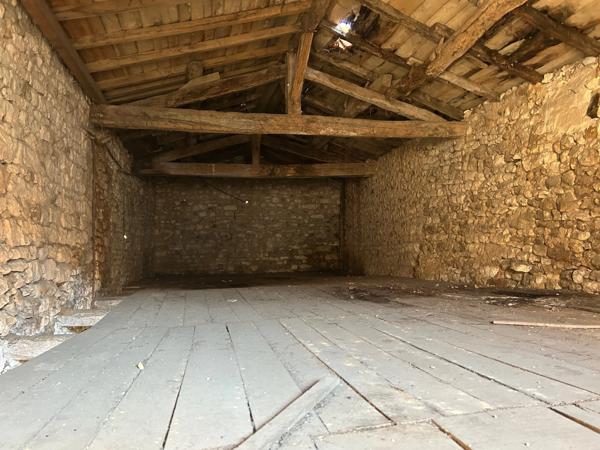 MAISON DE BOURG A FINIR DE RÉNOVER, 111 M² EXPLOITABLES, DÉPENDANCES, TERRAIN 1310M²... A SAISIR !!