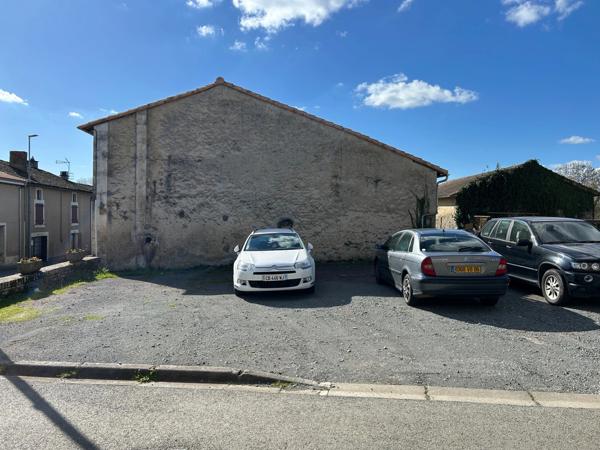 MAISON DE BOURG A FINIR DE RÉNOVER, 111 M² EXPLOITABLES, DÉPENDANCES, TERRAIN 1310M²... A SAISIR !!