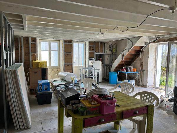 MAISON DE BOURG A FINIR DE RÉNOVER, 111 M² EXPLOITABLES, DÉPENDANCES, TERRAIN 1310M²... A SAISIR !!