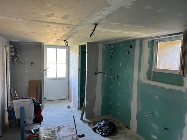 MAISON DE BOURG A FINIR DE RÉNOVER, 111 M² EXPLOITABLES, DÉPENDANCES, TERRAIN 1310M²... A SAISIR !!