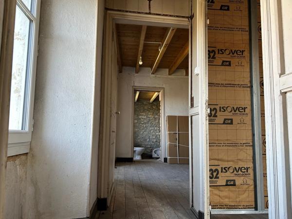 MAISON DE BOURG A FINIR DE RÉNOVER, 111 M² EXPLOITABLES, DÉPENDANCES, TERRAIN 1310M²... A SAISIR !!