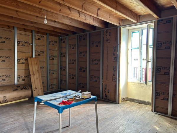 MAISON DE BOURG A FINIR DE RÉNOVER, 111 M² EXPLOITABLES, DÉPENDANCES, TERRAIN 1310M²... A SAISIR !!