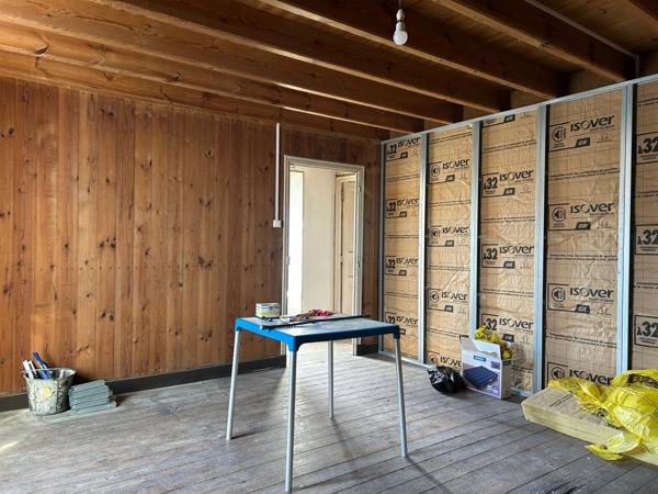 MAISON DE BOURG A FINIR DE RÉNOVER, 111 M² EXPLOITABLES, DÉPENDANCES, TERRAIN 1310M²... A SAISIR !!