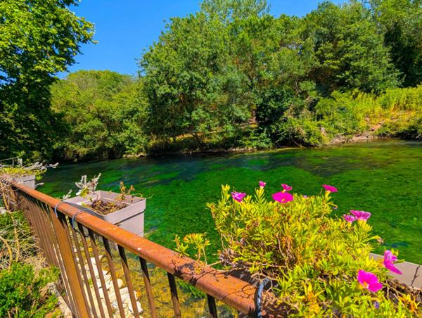 Maison au fil de l'eau entre Fontaine de Vaucluse et Saumane De Vaucluse