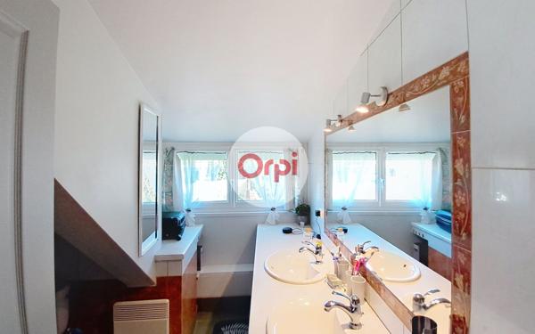 Maison à vendre    3 pièces •  Ambon