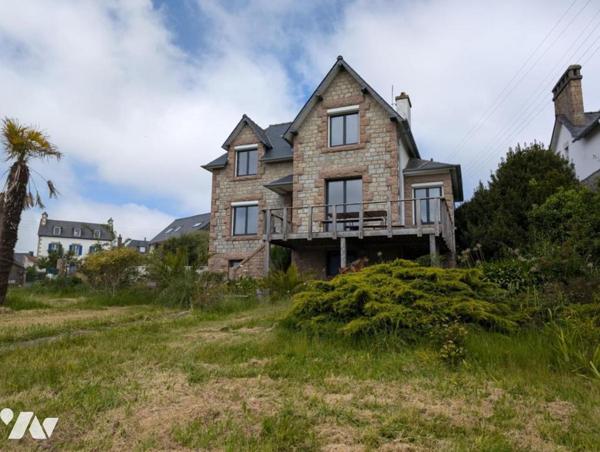 À VENDRE – MAISON DE PAYS EN PIERRE AVEC VUE MER PARTIELLE, CENTRE-VILLE DE PERROS-GUIREC