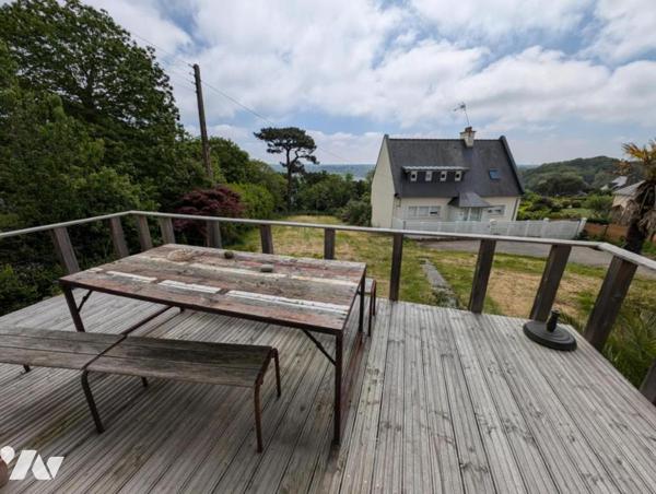 À VENDRE – MAISON DE PAYS EN PIERRE AVEC VUE MER PARTIELLE, CENTRE-VILLE DE PERROS-GUIREC