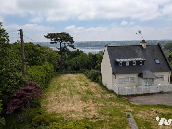 À VENDRE – MAISON DE PAYS EN PIERRE AVEC VUE MER PARTIELLE, CENTRE-VILLE DE PERROS-GUIREC