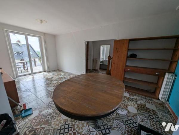 À VENDRE – MAISON DE PAYS EN PIERRE AVEC VUE MER PARTIELLE, CENTRE-VILLE DE PERROS-GUIREC