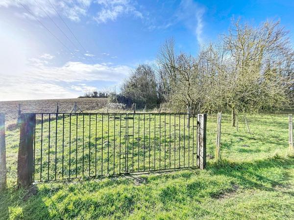 Terrain constructible clos de 1200 m2, proche Longueville