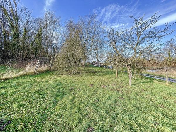 Terrain constructible clos de 1200 m2, proche Longueville