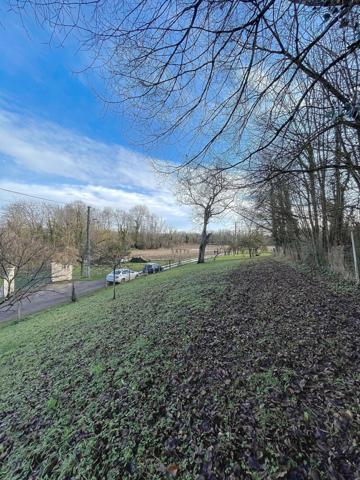 Terrain constructible clos de 1200 m2, proche Longueville