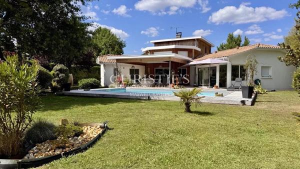 Maison familiale aux beaux volumes avec piscine sur terrain arboré de 1 700 m²