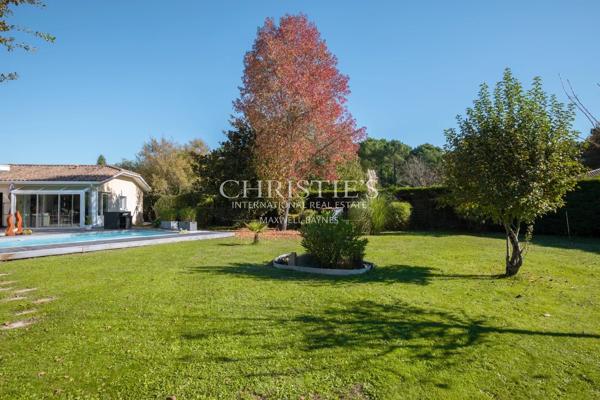 Maison familiale aux beaux volumes avec piscine sur terrain arboré de 1 700 m²
