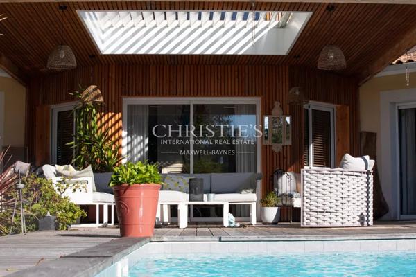 Maison familiale aux beaux volumes avec piscine sur terrain arboré de 1 700 m²