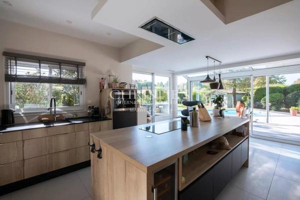 Maison familiale aux beaux volumes avec piscine sur terrain arboré de 1 700 m²