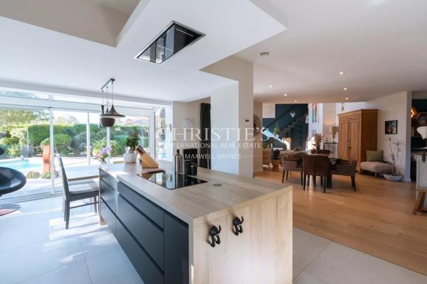 Maison familiale aux beaux volumes avec piscine sur terrain arboré de 1 700 m²