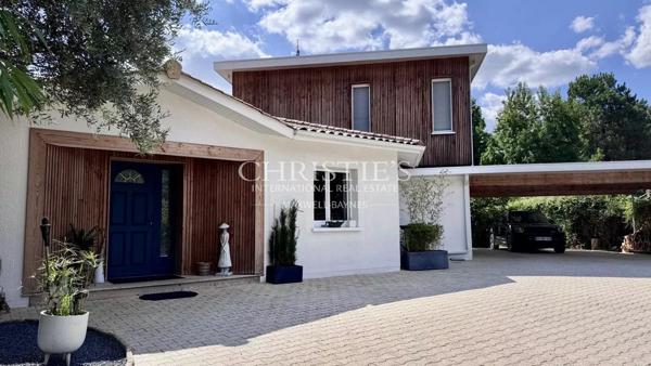 Maison familiale aux beaux volumes avec piscine sur terrain arboré de 1 700 m²