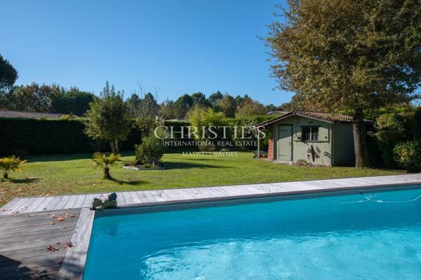 Maison familiale aux beaux volumes avec piscine sur terrain arboré de 1 700 m²
