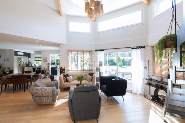 Maison familiale aux beaux volumes avec piscine sur terrain arboré de 1 700 m²