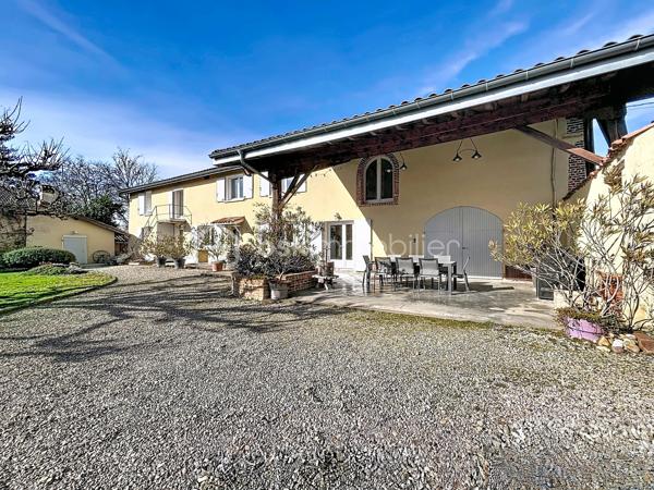 Exclusivité BSK IMMOBILIER – Montluel, Cordieux proche de toutes commodités et commerces

Laissez-vous séduire par ce magnifique corps de ferme entièrement réaménagé, offrant 300,14 m² habitables sur un terrain plat et arboré de 1892 m², sans vis-à-vis.
Alliant le charme de l’ancien au confort contemporain, cette propriété se distingue par ses volumes généreux, ses espaces ouverts et ses pièces baignées de lumière.

Au rez-de-chaussée :
Vous découvrirez une superbe pièce de vie d’environ 75 m² comprenant un hall d’entrée, un vaste salon/salle à manger ainsi qu’une cuisine équipée avec électroménager de qualité.
Une belle chambre, une salle d'eau et un wc séparé.
Une buanderie et un cellier complètent cet espace fonctionnel.
Vous trouverez également une grande salle de jeux avec rangements, pouvant aisément faire office de chambre selon vos besoins.
De nombreux rangements sont présents à ce niveau.

À l’étage :
L’espace nuit se compose de cinq belles chambres aux surfaces confortables :
23,26 m² – 19,96 m² – 15,03 m² – 14,77 m² et 15,72 m². Vous disposerez également de deux salles de bains et de deux WC .
Les chambres sont équipées de dressings, offrant un confort optimal.

Ce corps de ferme offre de multiples possibilités : grande famille, résidence secondaire, projet de chambres d’hôtes ou activité indépendante.
Les espaces ont été pensés pour le confort au quotidien et chaque pièce bénéficie d’une belle luminosité grâce aux nombreuses ouvertures.

À l’extérieur : 
Le cadre est tout aussi agréable et propose des prestations de qualité :
Un appentis de plus de 20 m², idéal pour partager des repas conviviaux en extérieur
Un spacieux garage avec carport accolé
Un atelier de bricolage
Un authentique four abrité de 11 m², parfait pour les amateurs de cuisine traditionnelle
Un terrain plat, arboré et sans vis-à-vis
Un véritable espace extérieur propice aux repas en famille et aux moments de détente.

Un bien rare, offrant espace et qualité de vie dans un environnement privilégié.
N’hésitez pas à me contacter pour plus d’informations ou pour organiser une visite !