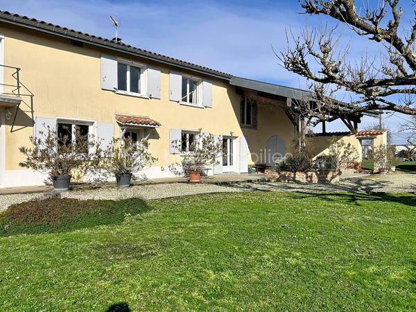 Exclusivité BSK IMMOBILIER – Montluel, Cordieux proche de toutes commodités et commerces

Laissez-vous séduire par ce magnifique corps de ferme entièrement réaménagé, offrant 300,14 m² habitables sur un terrain plat et arboré de 1892 m², sans vis-à-vis.
Alliant le charme de l’ancien au confort contemporain, cette propriété se distingue par ses volumes généreux, ses espaces ouverts et ses pièces baignées de lumière.

Au rez-de-chaussée :
Vous découvrirez une superbe pièce de vie d’environ 75 m² comprenant un hall d’entrée, un vaste salon/salle à manger ainsi qu’une cuisine équipée avec électroménager de qualité.
Une belle chambre, une salle d'eau et un wc séparé.
Une buanderie et un cellier complètent cet espace fonctionnel.
Vous trouverez également une grande salle de jeux avec rangements, pouvant aisément faire office de chambre selon vos besoins.
De nombreux rangements sont présents à ce niveau.

À l’étage :
L’espace nuit se compose de cinq belles chambres aux surfaces confortables :
23,26 m² – 19,96 m² – 15,03 m² – 14,77 m² et 15,72 m². Vous disposerez également de deux salles de bains et de deux WC .
Les chambres sont équipées de dressings, offrant un confort optimal.

Ce corps de ferme offre de multiples possibilités : grande famille, résidence secondaire, projet de chambres d’hôtes ou activité indépendante.
Les espaces ont été pensés pour le confort au quotidien et chaque pièce bénéficie d’une belle luminosité grâce aux nombreuses ouvertures.

À l’extérieur : 
Le cadre est tout aussi agréable et propose des prestations de qualité :
Un appentis de plus de 20 m², idéal pour partager des repas conviviaux en extérieur
Un spacieux garage avec carport accolé
Un atelier de bricolage
Un authentique four abrité de 11 m², parfait pour les amateurs de cuisine traditionnelle
Un terrain plat, arboré et sans vis-à-vis
Un véritable espace extérieur propice aux repas en famille et aux moments de détente.

Un bien rare, offrant espace et qualité de vie dans un environnement privilégié.
N’hésitez pas à me contacter pour plus d’informations ou pour organiser une visite !