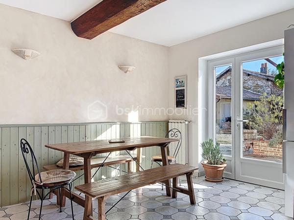 Exclusivité BSK IMMOBILIER – Montluel, Cordieux proche de toutes commodités et commerces

Laissez-vous séduire par ce magnifique corps de ferme entièrement réaménagé, offrant 300,14 m² habitables sur un terrain plat et arboré de 1892 m², sans vis-à-vis.
Alliant le charme de l’ancien au confort contemporain, cette propriété se distingue par ses volumes généreux, ses espaces ouverts et ses pièces baignées de lumière.

Au rez-de-chaussée :
Vous découvrirez une superbe pièce de vie d’environ 75 m² comprenant un hall d’entrée, un vaste salon/salle à manger ainsi qu’une cuisine équipée avec électroménager de qualité.
Une belle chambre, une salle d'eau et un wc séparé.
Une buanderie et un cellier complètent cet espace fonctionnel.
Vous trouverez également une grande salle de jeux avec rangements, pouvant aisément faire office de chambre selon vos besoins.
De nombreux rangements sont présents à ce niveau.

À l’étage :
L’espace nuit se compose de cinq belles chambres aux surfaces confortables :
23,26 m² – 19,96 m² – 15,03 m² – 14,77 m² et 15,72 m². Vous disposerez également de deux salles de bains et de deux WC .
Les chambres sont équipées de dressings, offrant un confort optimal.

Ce corps de ferme offre de multiples possibilités : grande famille, résidence secondaire, projet de chambres d’hôtes ou activité indépendante.
Les espaces ont été pensés pour le confort au quotidien et chaque pièce bénéficie d’une belle luminosité grâce aux nombreuses ouvertures.

À l’extérieur : 
Le cadre est tout aussi agréable et propose des prestations de qualité :
Un appentis de plus de 20 m², idéal pour partager des repas conviviaux en extérieur
Un spacieux garage avec carport accolé
Un atelier de bricolage
Un authentique four abrité de 11 m², parfait pour les amateurs de cuisine traditionnelle
Un terrain plat, arboré et sans vis-à-vis
Un véritable espace extérieur propice aux repas en famille et aux moments de détente.

Un bien rare, offrant espace et qualité de vie dans un environnement privilégié.
N’hésitez pas à me contacter pour plus d’informations ou pour organiser une visite !