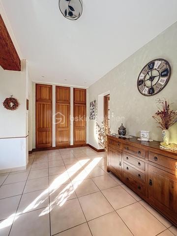 Exclusivité BSK IMMOBILIER – Montluel, Cordieux proche de toutes commodités et commerces

Laissez-vous séduire par ce magnifique corps de ferme entièrement réaménagé, offrant 300,14 m² habitables sur un terrain plat et arboré de 1892 m², sans vis-à-vis.
Alliant le charme de l’ancien au confort contemporain, cette propriété se distingue par ses volumes généreux, ses espaces ouverts et ses pièces baignées de lumière.

Au rez-de-chaussée :
Vous découvrirez une superbe pièce de vie d’environ 75 m² comprenant un hall d’entrée, un vaste salon/salle à manger ainsi qu’une cuisine équipée avec électroménager de qualité.
Une belle chambre, une salle d'eau et un wc séparé.
Une buanderie et un cellier complètent cet espace fonctionnel.
Vous trouverez également une grande salle de jeux avec rangements, pouvant aisément faire office de chambre selon vos besoins.
De nombreux rangements sont présents à ce niveau.

À l’étage :
L’espace nuit se compose de cinq belles chambres aux surfaces confortables :
23,26 m² – 19,96 m² – 15,03 m² – 14,77 m² et 15,72 m². Vous disposerez également de deux salles de bains et de deux WC .
Les chambres sont équipées de dressings, offrant un confort optimal.

Ce corps de ferme offre de multiples possibilités : grande famille, résidence secondaire, projet de chambres d’hôtes ou activité indépendante.
Les espaces ont été pensés pour le confort au quotidien et chaque pièce bénéficie d’une belle luminosité grâce aux nombreuses ouvertures.

À l’extérieur : 
Le cadre est tout aussi agréable et propose des prestations de qualité :
Un appentis de plus de 20 m², idéal pour partager des repas conviviaux en extérieur
Un spacieux garage avec carport accolé
Un atelier de bricolage
Un authentique four abrité de 11 m², parfait pour les amateurs de cuisine traditionnelle
Un terrain plat, arboré et sans vis-à-vis
Un véritable espace extérieur propice aux repas en famille et aux moments de détente.

Un bien rare, offrant espace et qualité de vie dans un environnement privilégié.
N’hésitez pas à me contacter pour plus d’informations ou pour organiser une visite !